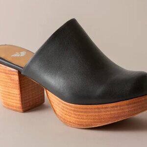 Fortess Black Leather Ava Clogs, hand made in Peru. Euro size 40.